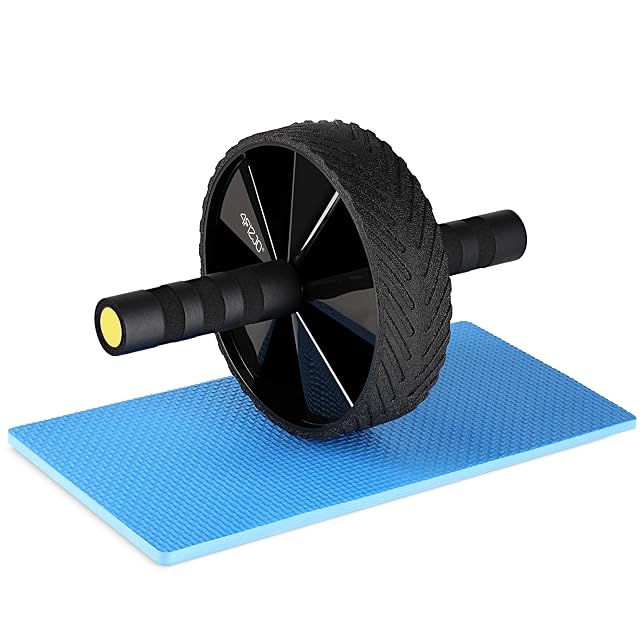 Ab wheel 4FIZJO nera scolpita, impugnature in schiuma con puntali gialli, posata su un tappetino blu da ginocchia