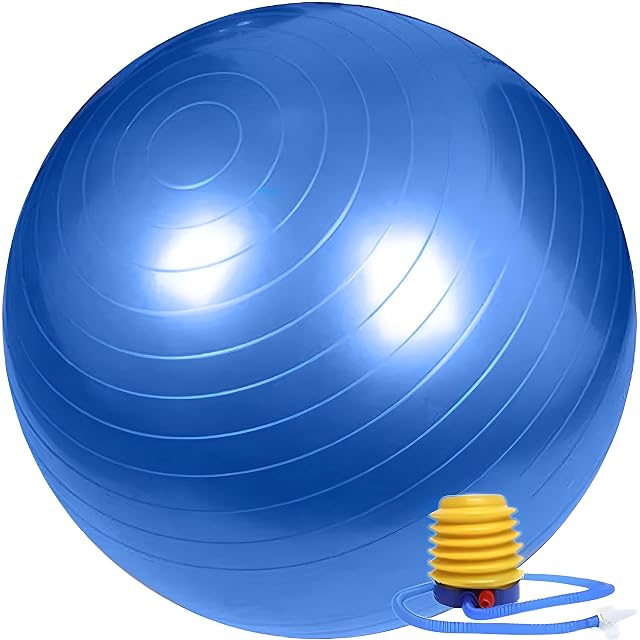 Palla da ginnastica Retoo blu cerchiata da scanalature concentriche, accanto a una pompa a pedale a soffietto gialla