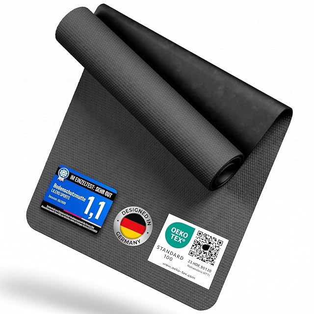 Tappeto LILENO SPORTS arrotolato a un angolo, con un cartoncino di prova 1,1, un tondo Designed in Germany e un'etichetta OEKO-TEX