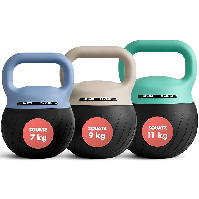 Soft kettlebell SQUATZ da 7, 9 e 11 kg, corpi neri sotto impugnature blu, sabbia e verde