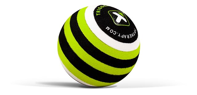 Pallina TriggerPoint MB1 a fasce verdi, nere e bianche, con l'indirizzo tptherapy.com curvato sopra