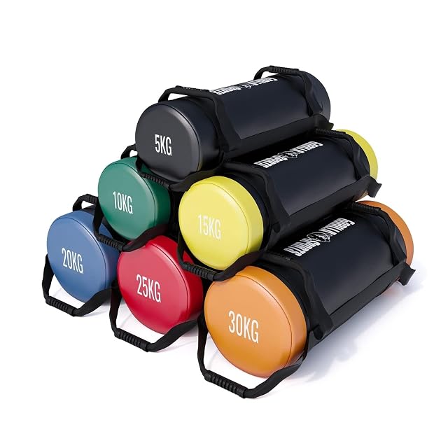 Una piramide di power bag GORILLA SPORTS, ogni testata di un colore diverso e segnata da 5KG a 30KG