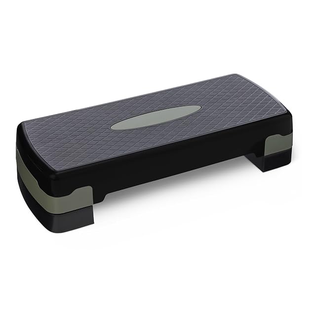 Tavola da step aerobico regolabile Amazon Basics nera e grigia con rialzi impilabili